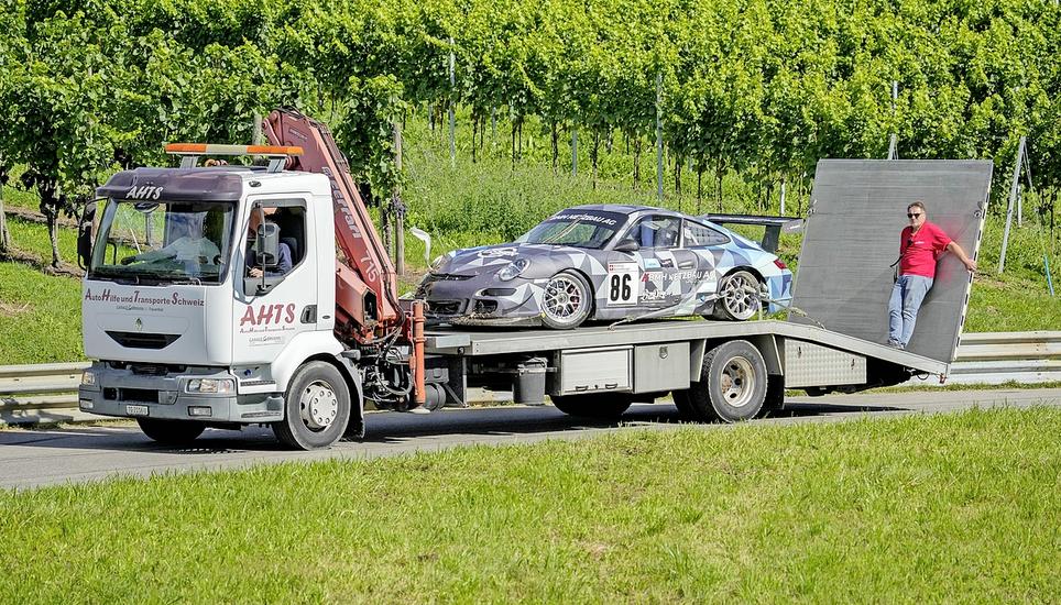 Abgeschleppt: Kleinere Unfälle sind nicht immer zu verhindern. 31.08.2025, Schaffhausen, Bergrennen Oberhallau;
(Roger Albrecht/sport-presse)