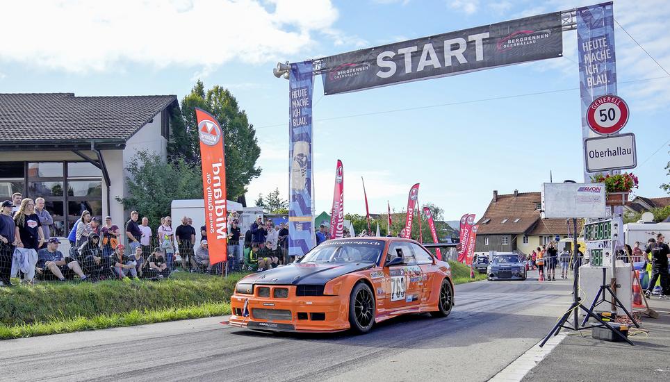 Los gehts: Die zahlreichen Fans an der Strecke freuen sich über spannende Rennen. Bilder: Roger Albrecht 31.08.2025, Schaffhausen, Bergrennen Oberhallau;
(Roger Albrecht/sport-presse)