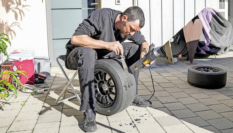 Massarbeit: Die Reifen spielen im Motorsport eine wichtige Rolle. 31.08.2025, Schaffhausen, Bergrennen Oberhallau;
(Roger Albrecht/sport-presse)