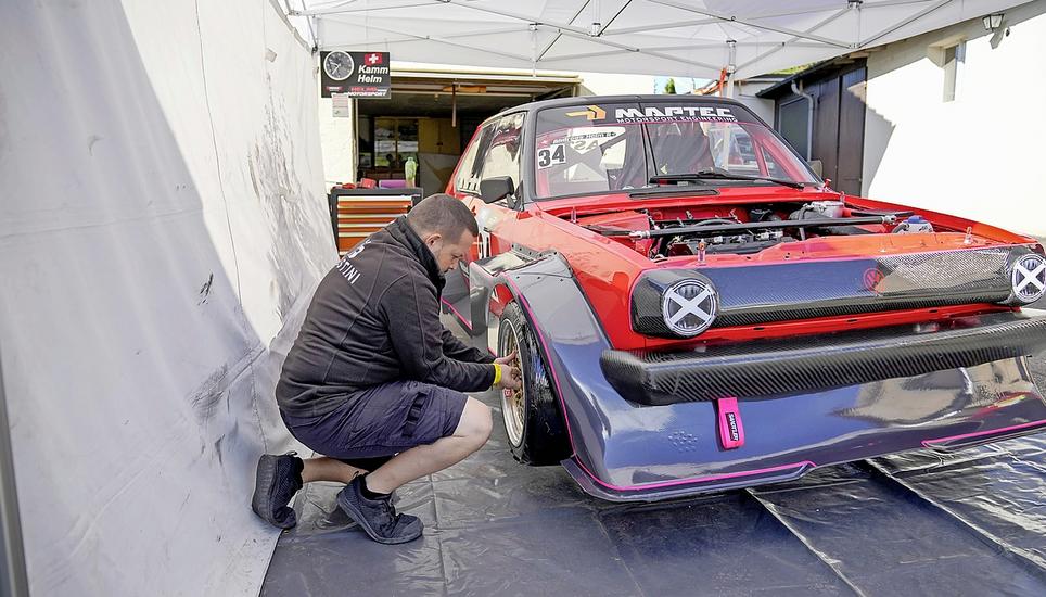 Feinschliff in der Boxengasse: Die letzten Handgriffe vor dem Start. 31.08.2025, Schaffhausen, Bergrennen Oberhallau;
(Roger Albrecht/sport-presse)