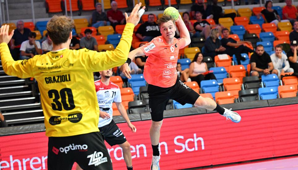 Odinn Rikhardsson (rechts, mit Ball) war mit 13 Treffern bester Torschütze der Kadetten beim Sieg gegen Pfadi Winterthur. Bild: Michael Kessler