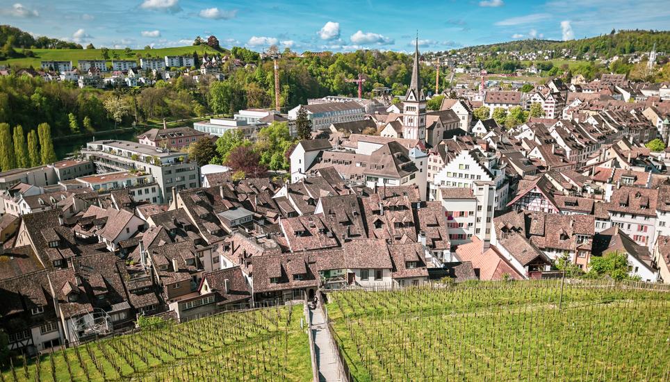 Nach sieben Jahren einigte sich das Parlament auf die Abschaffung des Eigenmietwerts. Bild: Melanie Duchene Blick vom Munot auf die Schaffhauser Altstadt, am Dienstag, 22. April 2025. (Melanie Duchene / Schaffhauser Nachrichten)