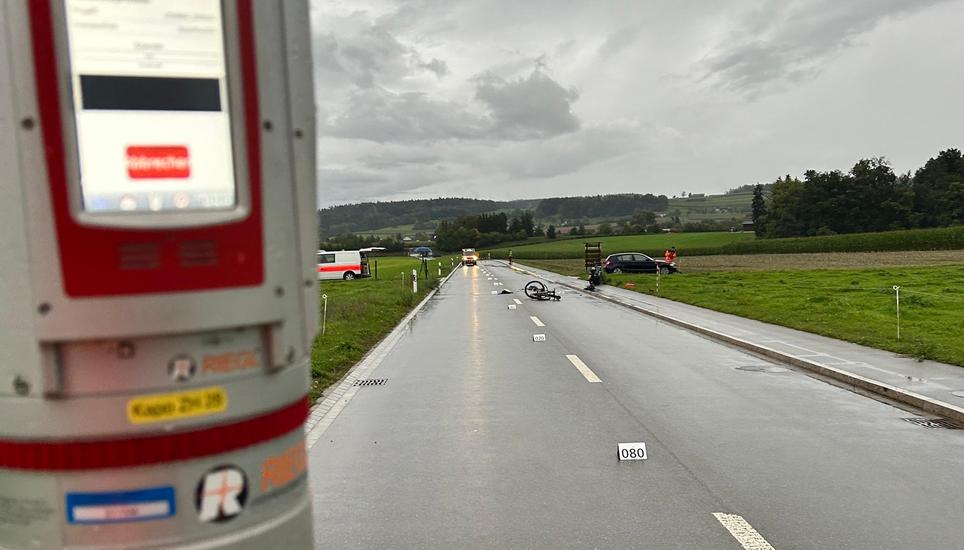 Die Islikonerstrasse blieb mehrere Stunden gesperrt. Bild: Kantonspolizei Zürich