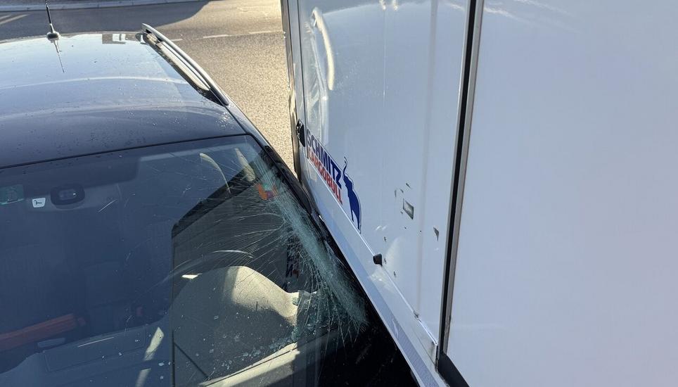 Die beiden Autos waren verkeilt. Bild: SHPol