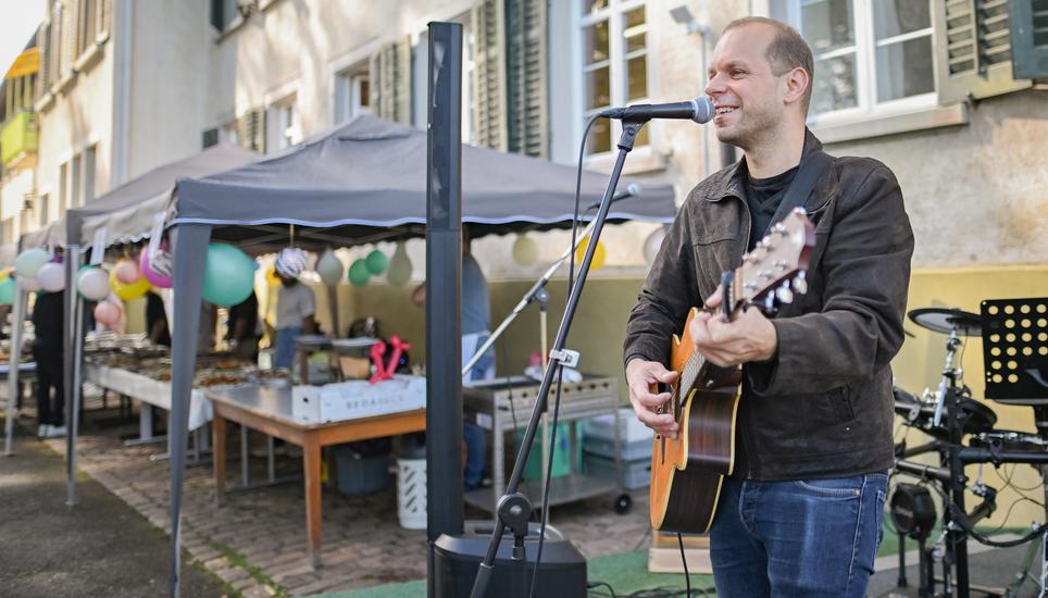 Die Bewohner des Durchgangszentrum Friedeck lÃ¤d die BevÃ¶lkerung zum Fest und zum Tag der offenen TÃ¼r ein, Marco Clerc macht Musik, am Samstag, 06. September 2025. (Melanie Duchene / Schaffhauser Nachrichten)