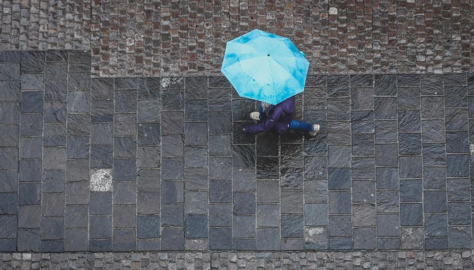 Themenbild Regen, Regentropfen prassen auf Strasse und an den Fensterscheiben nieder, am Montag, 28. August 2023. (Melanie Duchene / Schaffhauser Nachrichten)