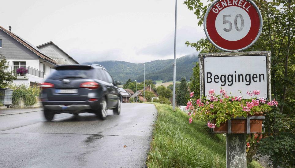 Blick auf die Dorfstrasse in Beggingen. Die Dorfstrasse ist eine Kantonsstrasse, welche die Gemeinde im Rahmen der Strassengesetzrevision nicht an den Kanton abgeben moechte, am Montag, 30. August, 2021. (Melanie Duchene / Schaffhauser Nachrichten)
