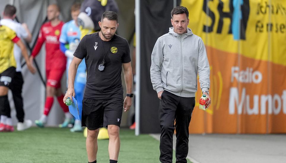 06.09.2025, Schaffhausen, Fussball Promotions League - FC Schaffhausen - SC Bruehl; 
Teodoro Palatella (Schaffhausen) Trainer Fabio Digenti (Schaffhausen) 
(Roger Albrecht/sport-presse)