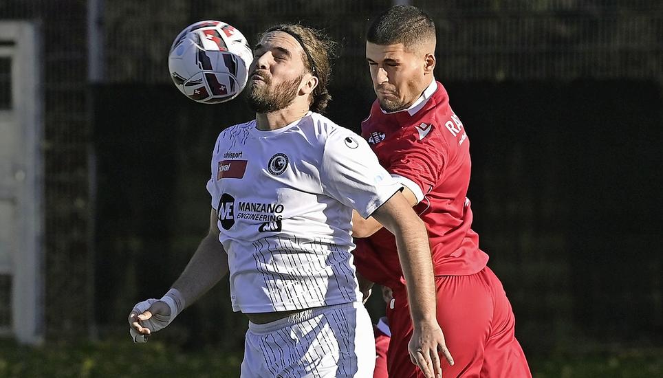 Baden, 18.10.2025. Fussball, Cup Qualifikation. FC Baden - SV Schaffhausen. Caner Tuerkmen (links, SV) gegen Elmedin Fazlic (rechts,  Baden). Copyright by: FOTO Wagner / Alexander Wagner