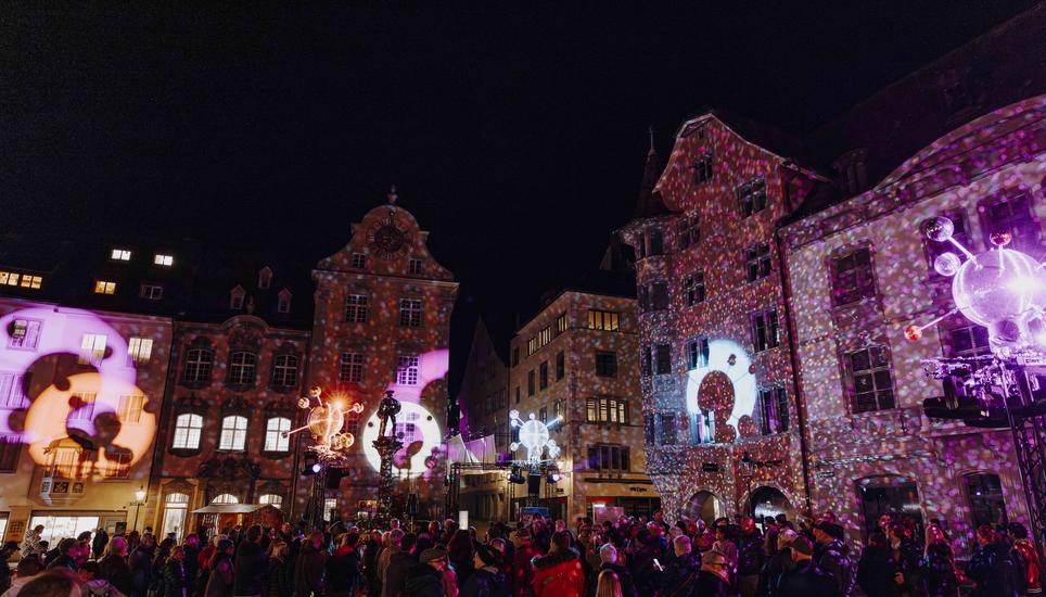 Lichtinstallationen quer durch die Altstadt, fotografiert am Dienstag, 28. Oktober 2025, in Schaffhausen. (Roberta Fele / Schaffhauser Nachrichten)