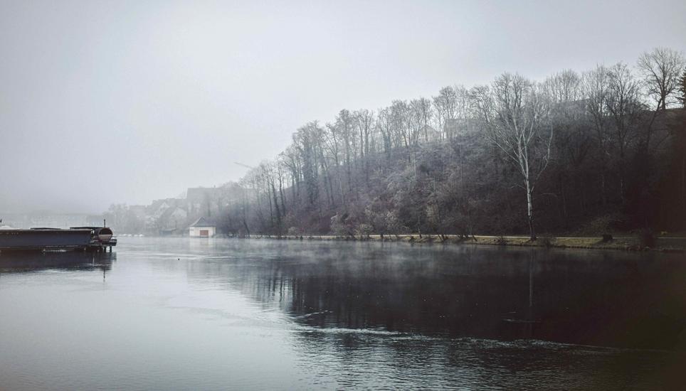 Dicker Nebel am Morgen frueh schwebt mystisch ueber den Rhein, schon fast grau in grau begruesst uns der Montagmorgen dem Gewaesser entlang, am Montag, 29. Januar, 2024 (Melanie Duchene / Schaffhauser Nachrichten)
