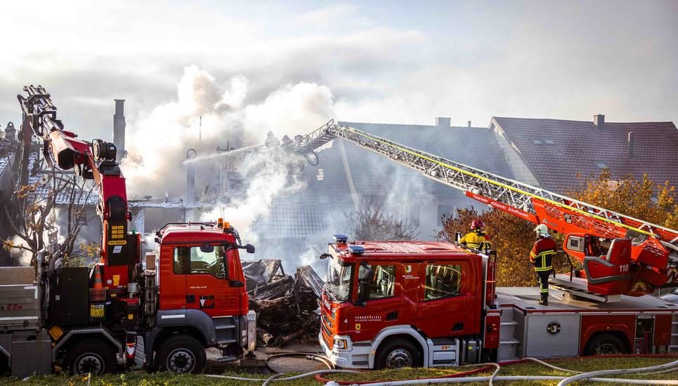 LÃ¶scharbeiten eines seit 2 Uhr morgens in Brand stehendem Reienhauses in der Schmalzgasse in Hallu,  fotografiert am Donnerstag, 16. Oktober 2025, in Hallau. (Roberta Fele / Schaffhauser Nachrichten)