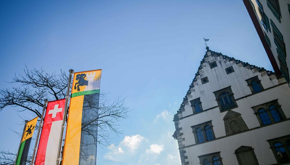 Die Fahne von Schaffhausen und die Schweizer Fahne wehen im Wind vor dem RegierungsgebÃ¤ude, am Montag, 13. Januar 2025. (Melanie Duchene / Schaffhauser Nachrichten)
