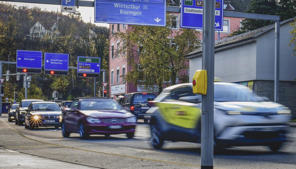 Grosser Verkehr mit Auto und Velo an der Bachstrasse wo eine 30 er Zone entstehen soll, am Mittwoch, 16. November, 2022. (Melanie Duchene / Schaffhauser Nachrichten)