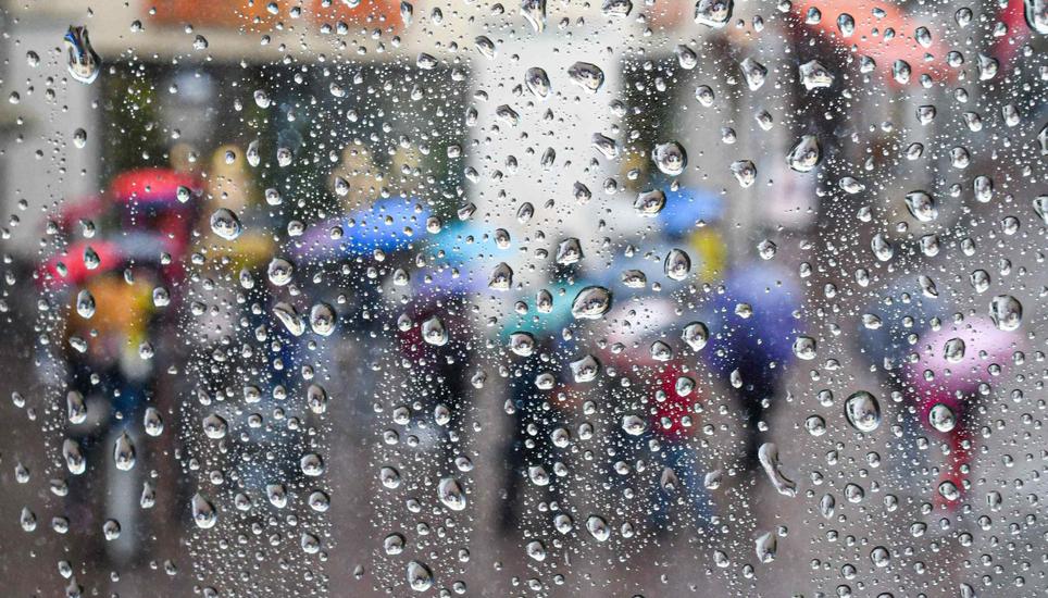 Themenbild Regen, Regentropfen prassen auf Strasse und an den Fensterscheiben nieder, am Montag, 28. August 2023. (Melanie Duchene / Schaffhauser Nachrichten)