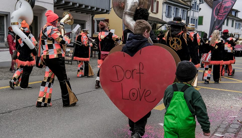Das diesjährige Motto «Amore» haben die Umzugswagen ernst genommen und mit viel Kreativität umgesetzt.