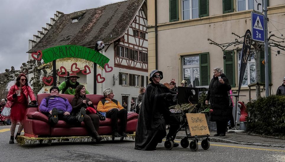 Wer nicht mehr Laufen mag, der darf auch auf einem gemütlichen Sofa durch Ramsen reisen.