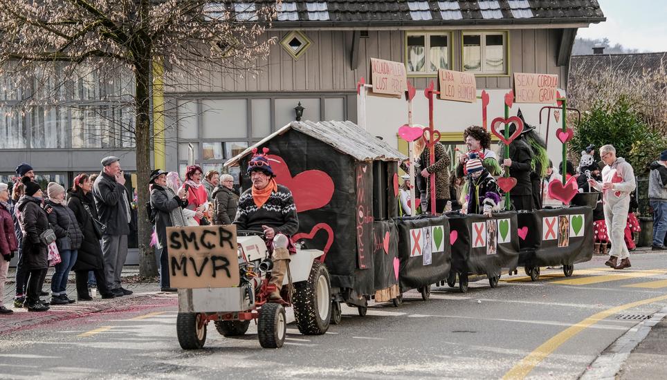Herzen prangen auf den Umzugswagen.