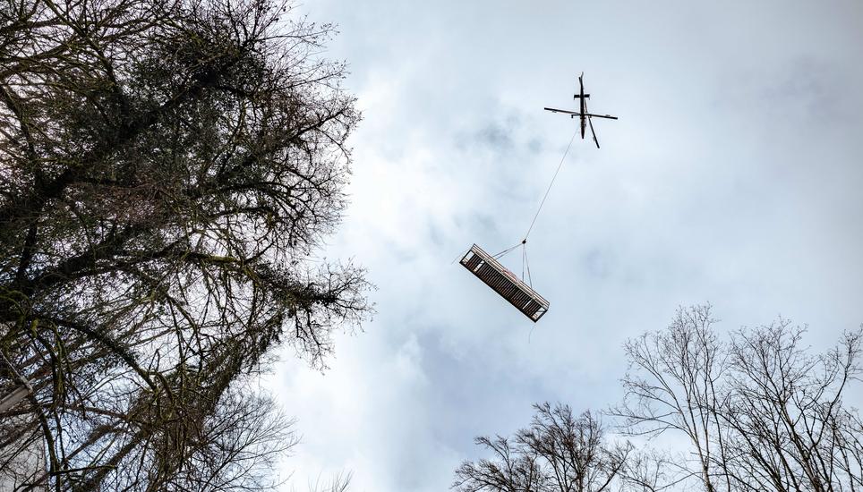Anbringung der neuen Stahl HolzbrÃ¼cke im FelsentÃ¤li, fotografiert am Dienstag, 17. Februar 2026, in Schaffhausen. (Roberta Fele / Schaffhauser Nachrichten)