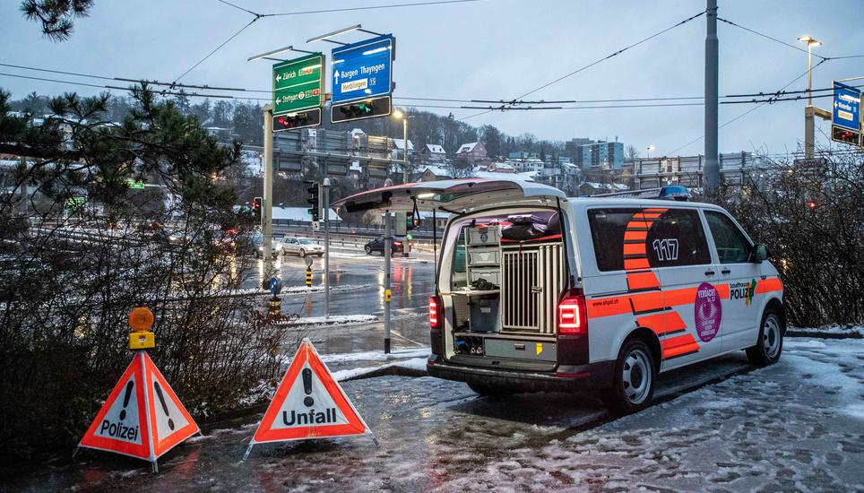 Busunfall mit PKW an Kreuzung Ebnat Fulachstrasse, fotografiert am donnerstag 27. Februar 2020, in Schaffhausen. (Roberta Fele / Schaffhauser Nachrichten)