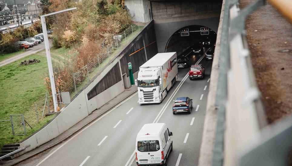 Die Autobahn A4 zwischen der Schoenenberg Galerie und dem Faesenstaubtunnel zur Mittagszeit, fotografiert am Donnerstag 10. November 2022, in Schaffhausen. (Roberta Fele / Schaffhauser Nachrichten)