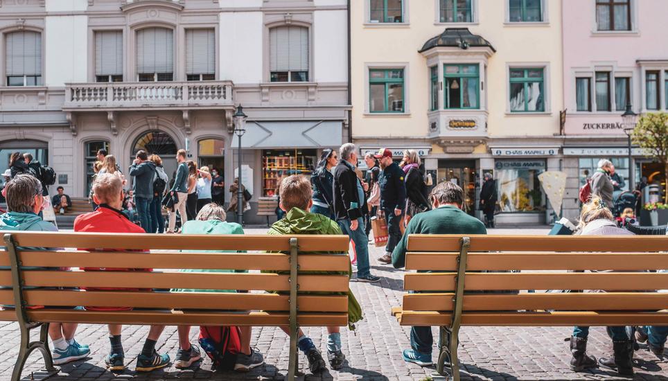Durch den Brueckentag und das sonnige Wetter ist die Altstadt und der Fronwagplatz gefuellt mit Fussgaengern und vielen Touristen, trotz Corona zieht es die Menschen an die frische Luft, am Freitag, 14. Mai, 2021. (Melanie Duchene / Schaffhauser Nachricht