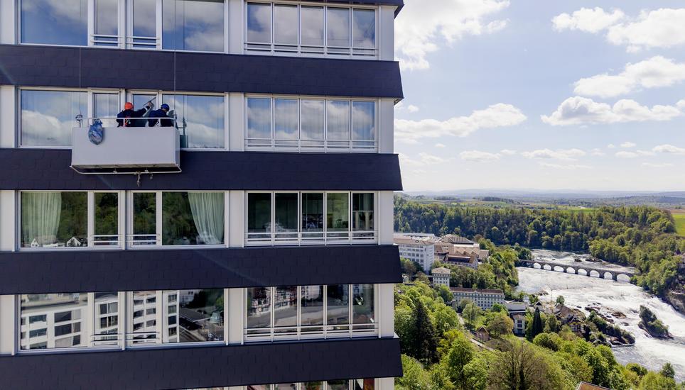 Fensterputzer reinigen die Fenster der RhyTech-Hochhï¿ï¾¤user, v.l. Vukojica Toskic, Dejan Nedeljkovic, Dienstag, 21.04.2026, Neuhausen am Rheinfall (Roger Hofstetter/Schaffhauser Nachricht