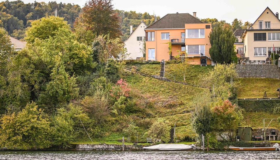 Haus am Rhein fotografiert fÃ¼r die SN Beilage, Blick vom Lindli rÃ¼ber auf Feuerthalen, am Donnerstag, 10. Oktober 2024. (Melanie Duchene / Schaffhauser Nachrichten)