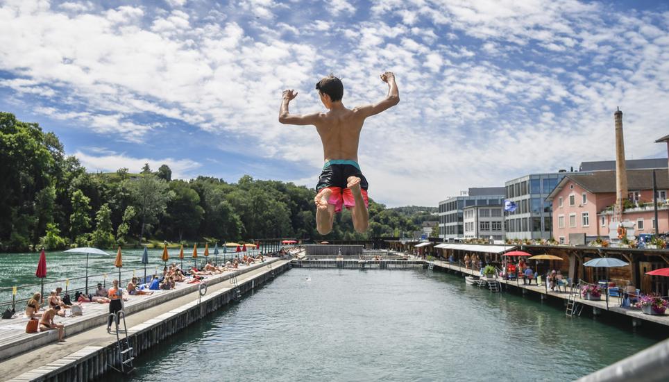 Blick in die Rhybadi waehrend den Sommerferien und den Corona Regeln, am Mittwoch, 8. Juli 2020.  (Melanie Duchene / Schaffhauser Nachrichten)