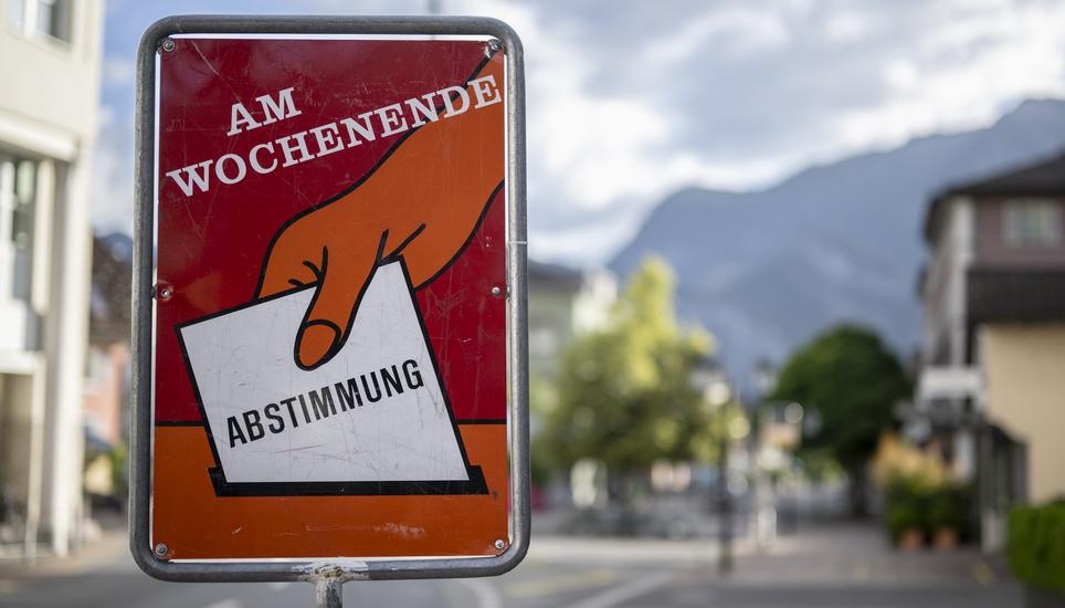 Eine Tafel weist auf die heutige Abstimmung hin, aufgenommen am Sonntag, 14. Juni 2026, in Bad Ragaz. Die Schweiz stimmt heute ueber die Initiativen Keine 10-Millionen-Schweiz! (Nachhaltigkeitsinitiative) und die Aenderung des Zivildienstgesetz ab. (KEYST