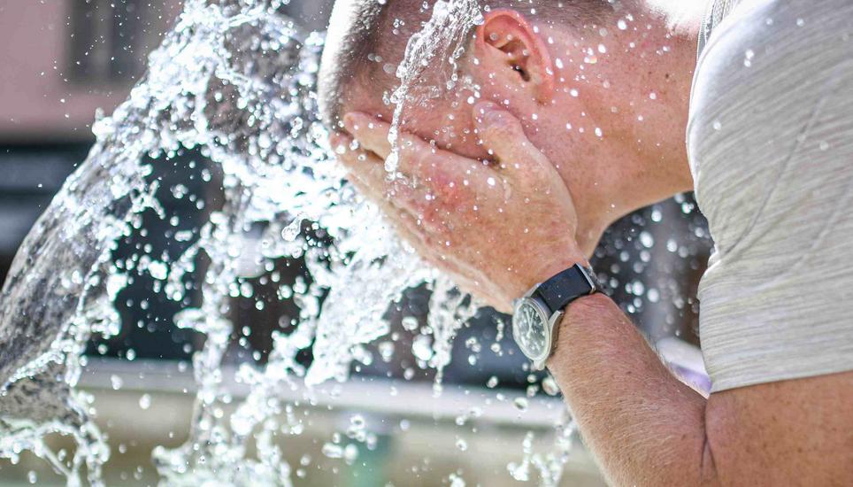 Die Hitze des Sommer ist zurueck, genug trinken und abkuehlen wird empfohlen, Bild zeigt Simon Mueller kuehlt sich am Tell Brunnen in der Stadt ab, am Freitag, 18. August 2023. (Melanie Duchene / Schaffhauser Nachrichten)