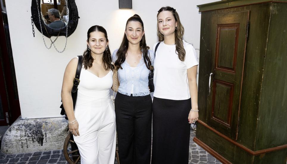 Verleihung des ï¿¢ï¾ï¾¹Prix Visionï¿¢ï¾ï¾º der Peyerï¿¢ï¾ï¾schen Familienlegate, v.l. Nora Halter, Emya Cones und Amelie Dobler (Gewinnerinnen des ï¿ï¾«Prix Vision Spezialï¿ï¾»), Freitag, 19.06.2026, Schaffhaus