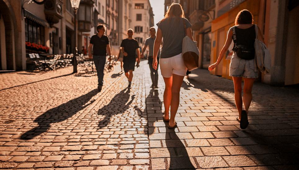 Summer in the city, heisse Sommertage und die Leute in der Stadt schwitzen, geniessen die heissen Temperaturen und die Sonne, am Donnerstag, 14 August 2025. (Melanie Duchene / Schaffhauser Nachrichten)