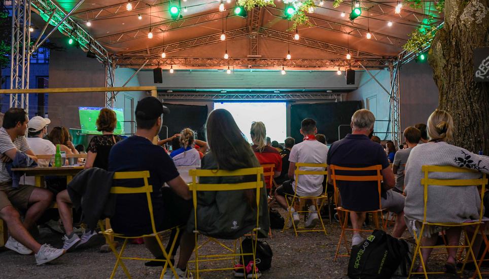 Fans fiebern waehrend dem EM Spiel Schweiz Italien mit ihrer Mannschaft mit im Public Viewing im Mosergarten, am Mittwoch, 16. Juni, 2021. (Melanie Duchene / Schaffhauser Nachrichten)