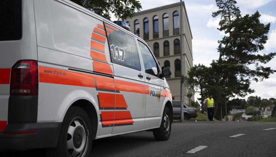 Ein Fahrzeug der Polizei Schaffhausen steht vor der Aksa-Moschee, am Freitag, 3. Juli 2026, in Schaffhausen. Gegen die Moschee wurde eine Drohung ausgesprochen. Anzeichen fuer eine ernstgemeinte Drohung haben sich bis anhin nicht erhaertet. Sicherheitsmas
