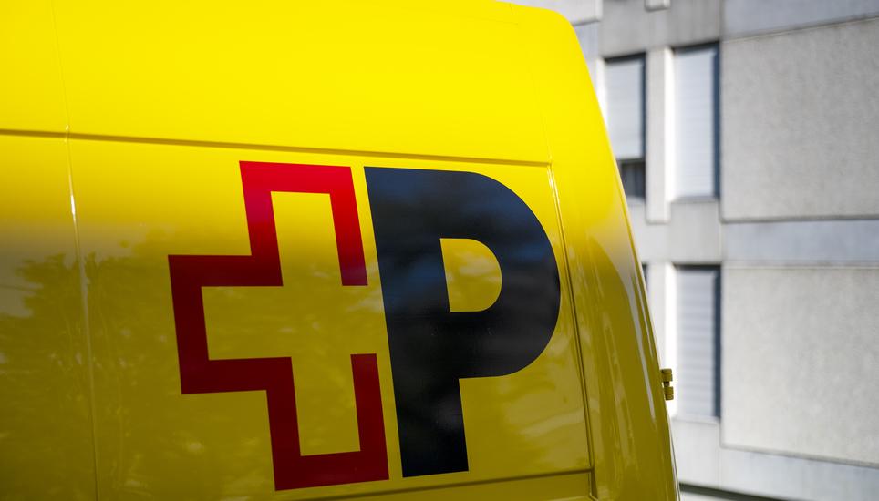 Das Logo der Schweizerischen Post auf einem Elektrolieferwagen waehrend einer Abendzustellung, fotografiert am Dienstag, 15. August 2023 im Raum Bern. Anlaesslich ihres 175. Geburtstags erneuert die Post per 1. Januar 2024 ihr Logo. Es besteht aus einem s