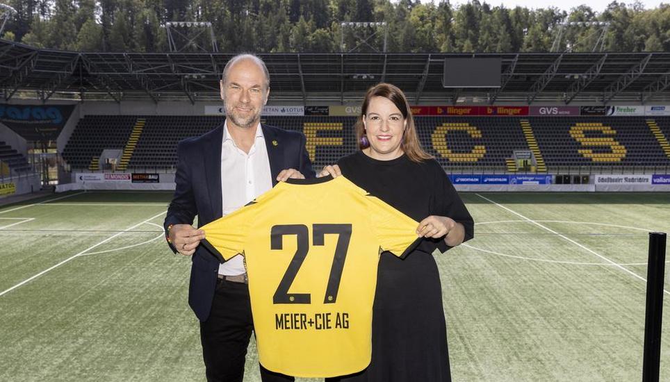 Medienpartnerschaft zwischen dem FCS und der Meier + Cie AG, v.l. Marcus Bingenheimer CEO FCS und Nina Siegrist - CEO Meier + Cie AG, Donnerstag, 23.07.2026, Schaffhausen (Roger Hofstetter/Schaffhauser Nachrichten)