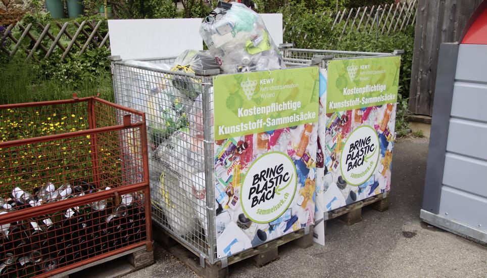 Die 2023 flächendeckend gestartete Sammlung von Plastik in Säcken liegt über den Erwartungen. Bild: Roland Müller