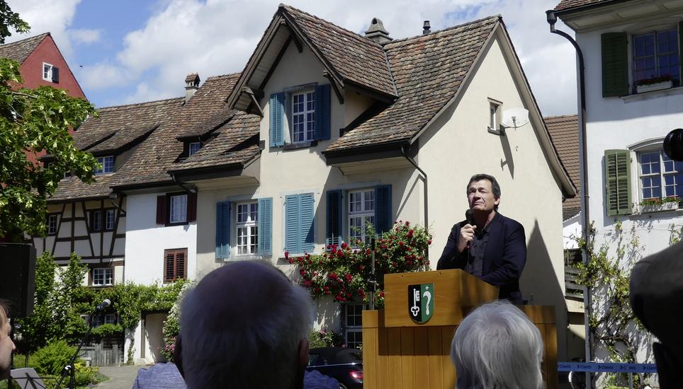 Andreas Schiendorfer dankt allen, die zur Ausstellung etwas beigetragen haben. Bild: Theo Kübler
