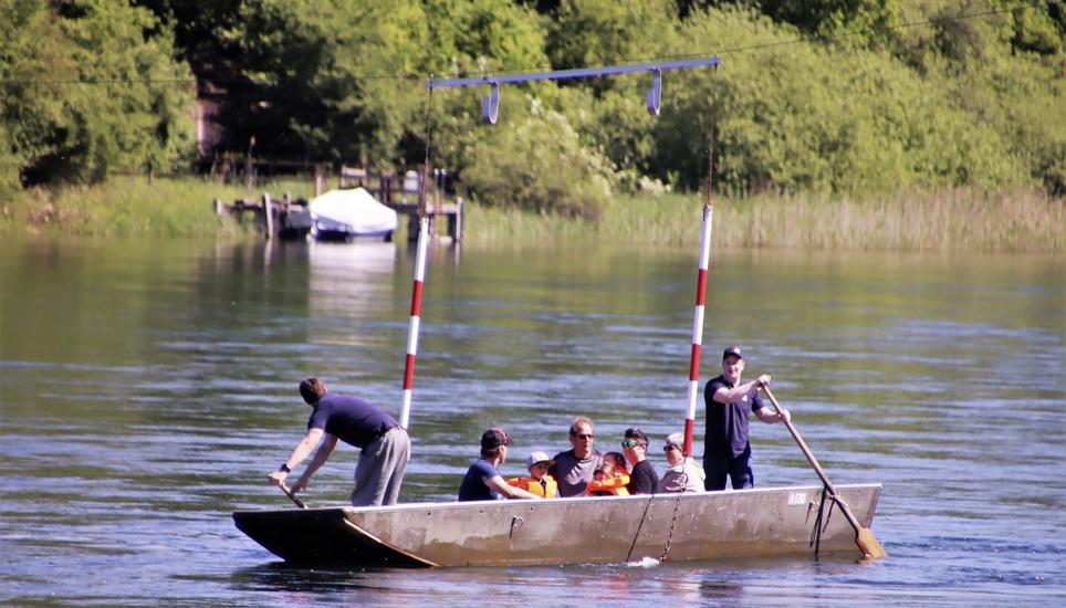 Eines der Tore mitten im Rhein wird zentimetergenau passiert. Bild: Roland Müller
