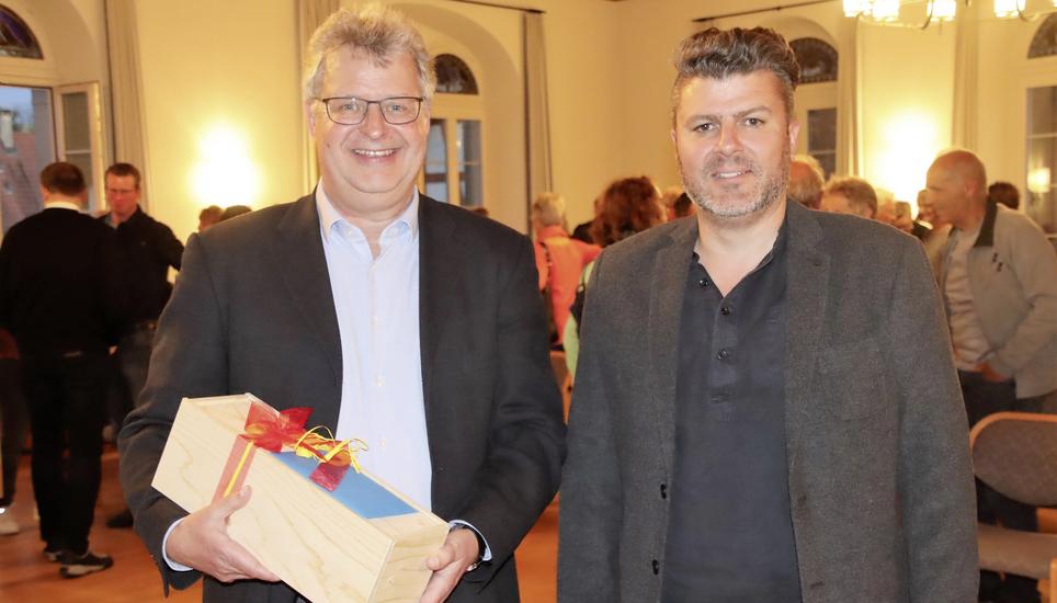 Der abtretende und der neue Kleinandelfinger Gemeindepräsident: Peter Stoll (l.) geht nach 26 Jahren Einsatz für die Gemeinde, seinen Posten übernimmt der still gewählte David Stäheli, aktuell Vizepräsident. Bild: Roland Müller