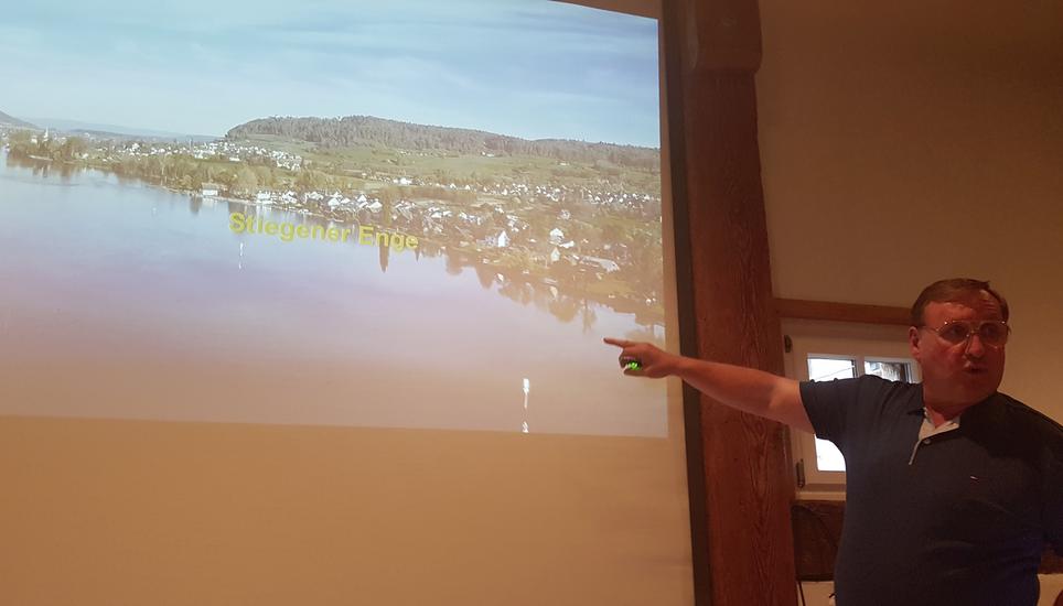 Der Referent Günther Thus schöpfte in seinem Vortrag über die Gefahren im Rhein aus dem Vollen. Bild: Johannes von Arx
