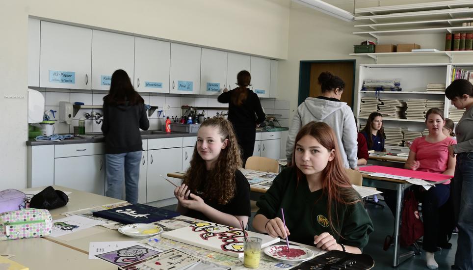 Anlässlich der Projektwoche im Rahmen des Kurses «Street-Art» konnten die Schülerinnen und Schüler der Hopfengartenschule verschiedene Techniken erlernen und grosse und kleine Kunstwerke gestalten. Bilder: Ursula Junker