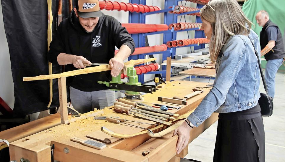 Am Stand der Bogenschützen wurde vorgeführt, wie diese Bogen aus Holz angefertigt werden. Bild: Roland Müller