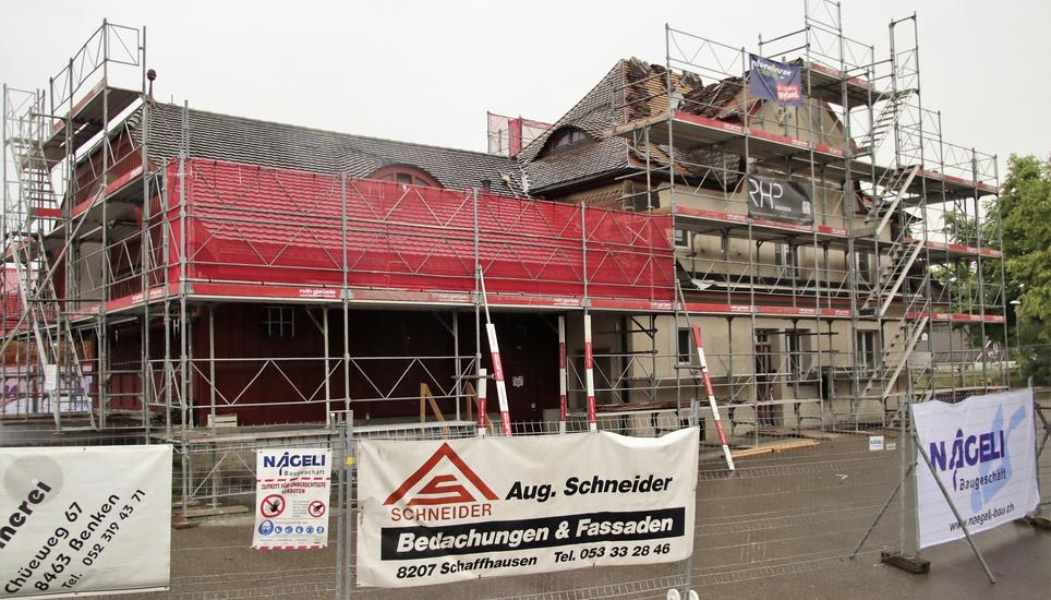 Wird derzeit auch für die Spitex am Kohlfirst durch die Gemeinde Dachsen umgebaut: das ehemalige Bahnhofsgebäude. Bild: Roland Müller