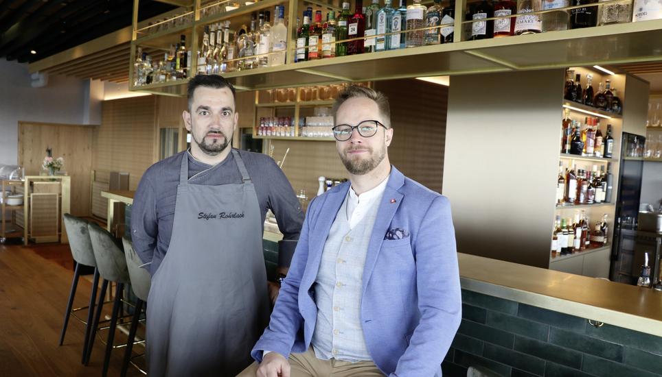 Küchenchef Stefan Rohrlack (links) und Geschäftsführer Marco Wahl an der Bar vom «Roof». Bild: Elin Ott
