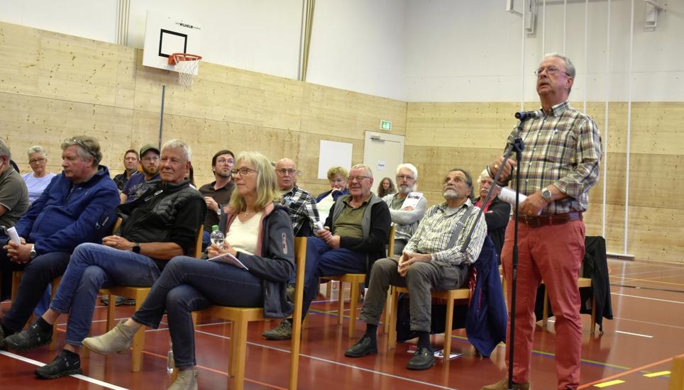 Walter Schilling aus Kaltenbach richtete an die Stimmbürgerinnen und Stimmbürger den Aufruf, die Nachtragskredite für die Dorfchronik abzulehnen. Bild: Thomas Güntert