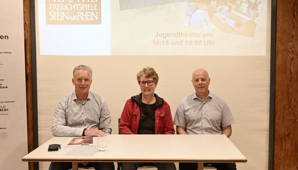 Andreas Furger (r.) und André Ullmann (beide Organisationskomitee) und Susanne Breyer (Regie Jugendtheater) bei der Pressekonferenz. Bild: Ursula Junker