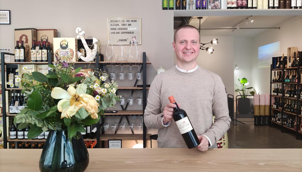 Konstantin Schmidt führt den «Weintreffpunkt» in der Schaffhauser Altstadt. Bild: Lucas Blumer