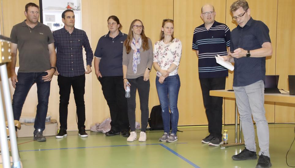 Das Projektteam mit (v.l.) Thomas Stutz und Bruno Schenk als Vertreter der Bevölkerung sowie die Schulpflege mit Vanessa Monhart, Projektteamleiterin Tanja Erb, Nadja Bürgin, Tobias Werner und Schulpflegepräsident Markus Keller. Bild: Roland Müller